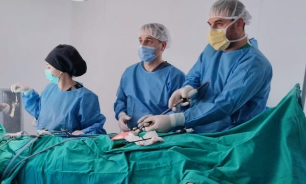 Kryhet me sukses intervenimi i rrallë te një 5 vjeçar ishte i diagnostikuar me veshkë jofunksionale