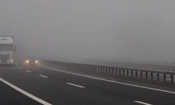 Policia apelon: Kujdes gjatë vozitjes në mjegullë
