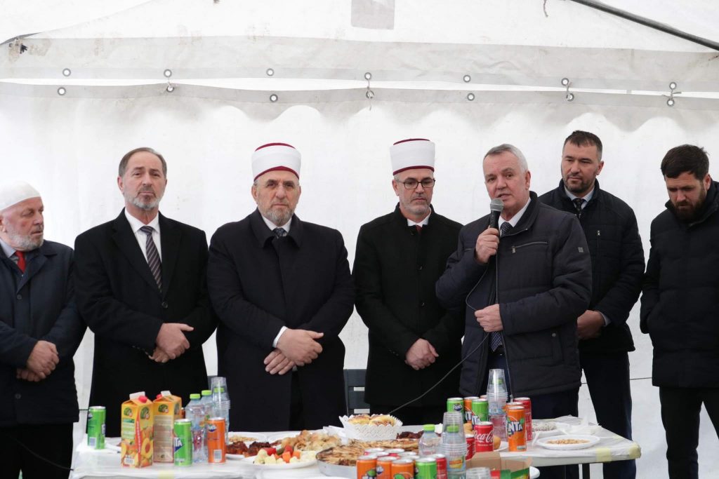 Vihet gurëthemeli i Xhamisë në Fshatin Torinë