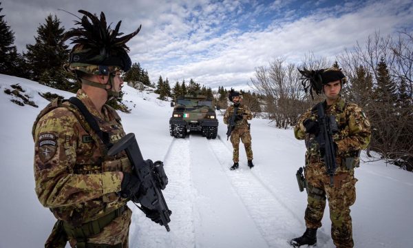 KFOR’i publikon fotografi të ushtarëve italianë duke patrolluar përgjatë kufirit me Serbinë
