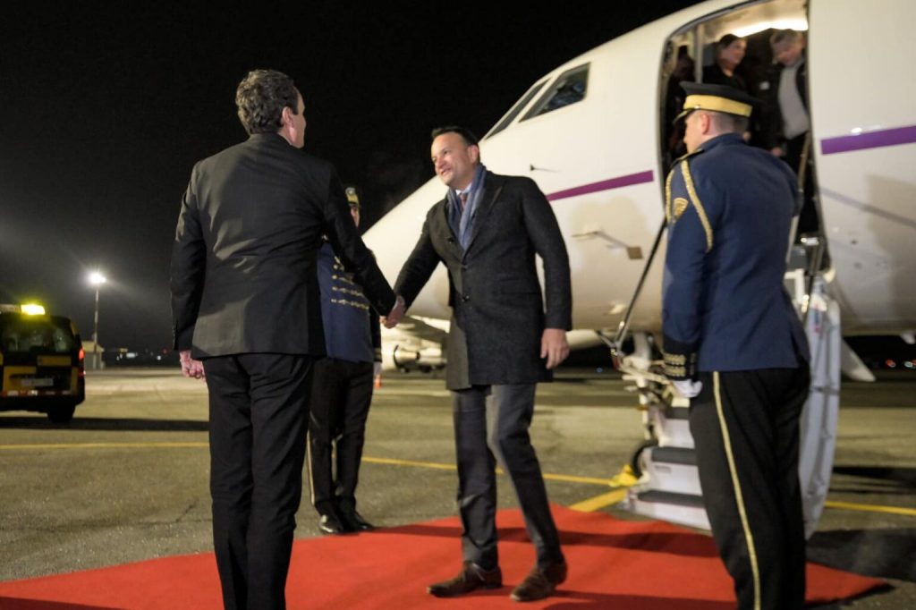 Kryeministri irlandez mbërrin në Kosovë, Kurti del e pret në aeroport