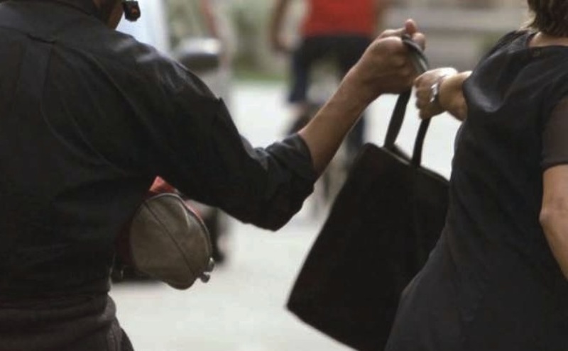 Mitrovicë e Veriut: Një gruaje i grabitet çanta me para dhe dokumente personale