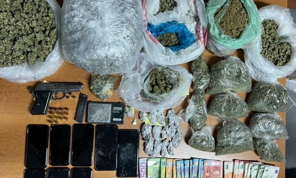 Antidroga në aksion: Kapet sasi e madhe e marihuanës, para dhe armë në Prishtinë – disa të arrestuar