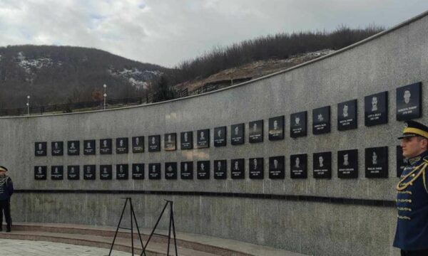 Fillojnë homazhet në 25 vjetorin e masakrës së Reçakut