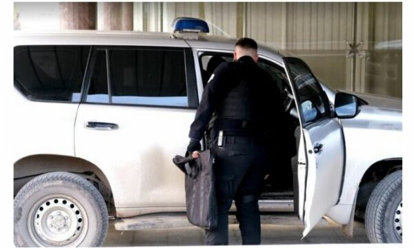 Parandalohet kontrabandimi i një mijë e 299 paketimeve me cigare, lëndohet një polic