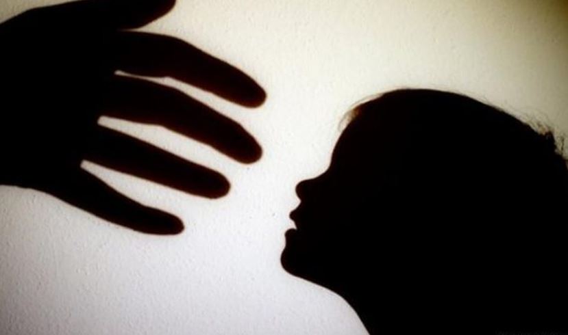 Ushtroi dhunë ndaj vajzës së tij, arrestohet një burrë në Deçan