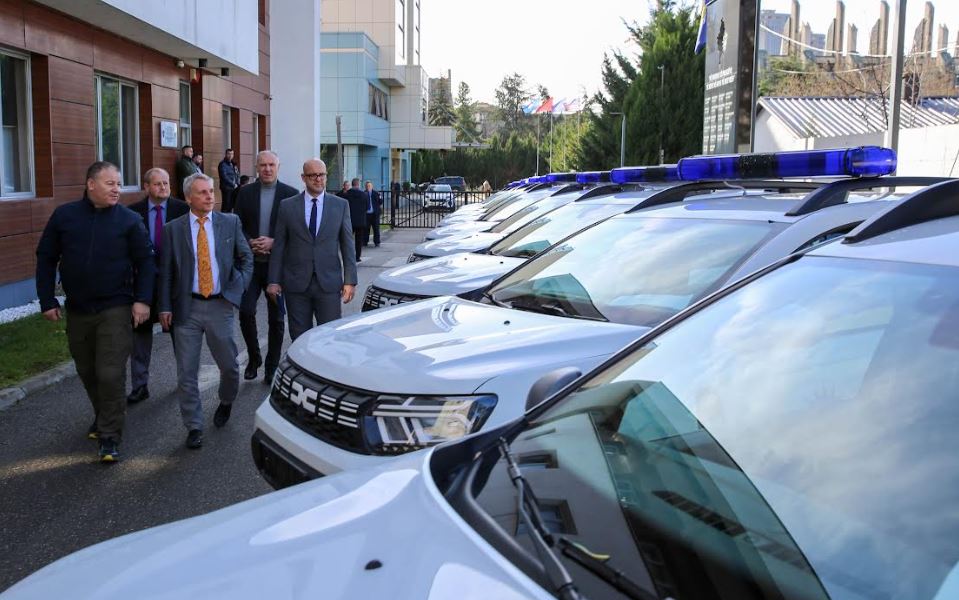 Policia e Kosovës merr donacion vetura dhe pajisje teknologjike nga Gjermania