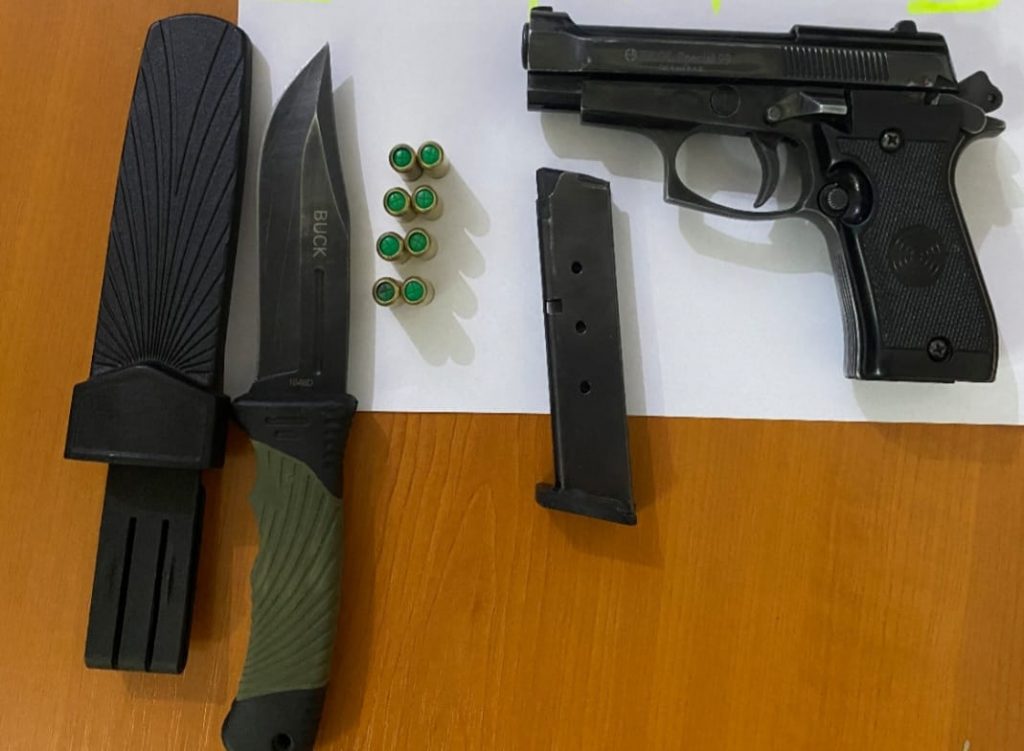 Arrestohen dy të mitur, iu gjetën një pistoletë me tetë fishekë e një thikë