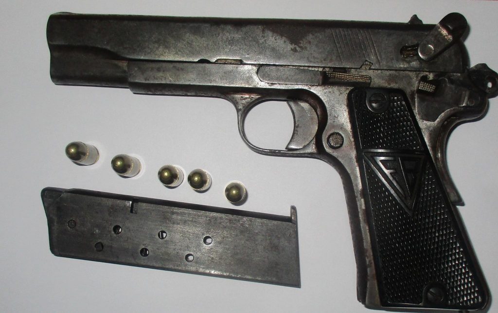 Arrestohet një person i dyshuar për veprat penale “Mbajtje nё pronësi, kontroll apo shfrytëzim tё paautorizuar tё armëve”