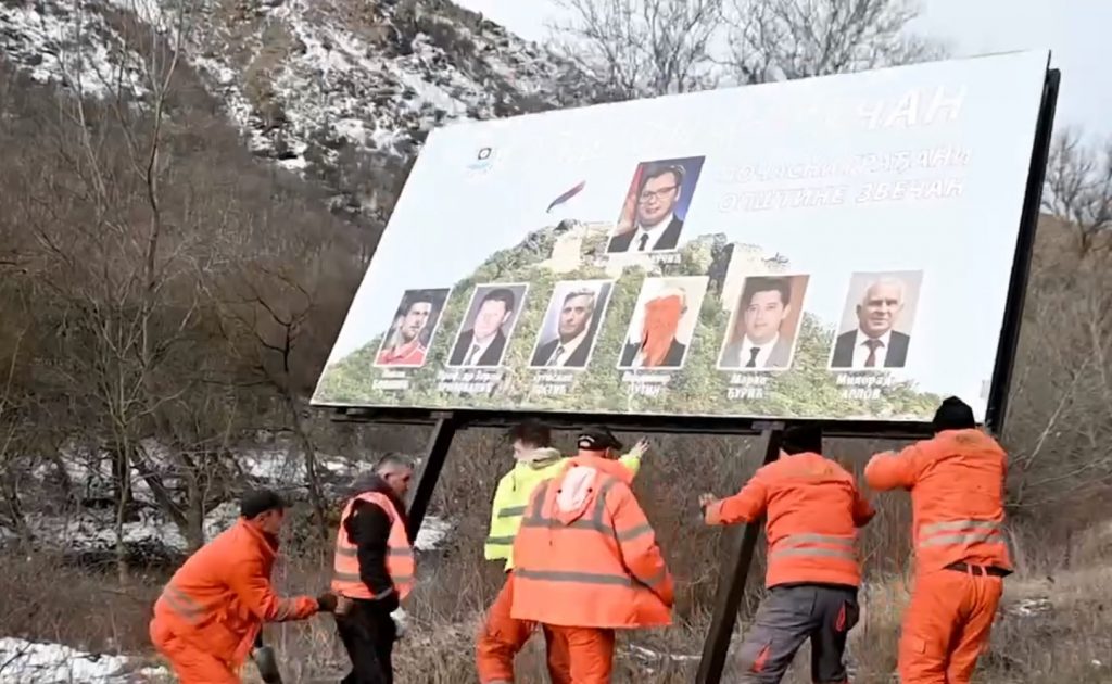 Policia heq billbordet ilegale në Zveçan, ku shiheshin Vuçiqi e Putini (VIDEO)