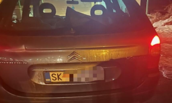 Policia ndalon një automjet të dyshuar në Vërmicë, pasagjerit i gjendet drogë e fshehur në trup