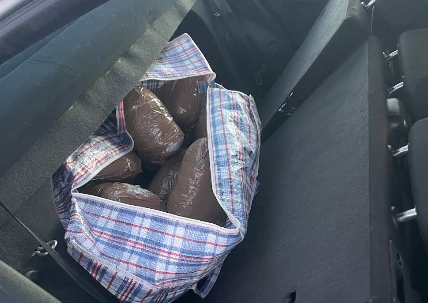 Me 11 kilogramë kanabis tentoi t’i shmanget policisë, arrestohet i dyshuari