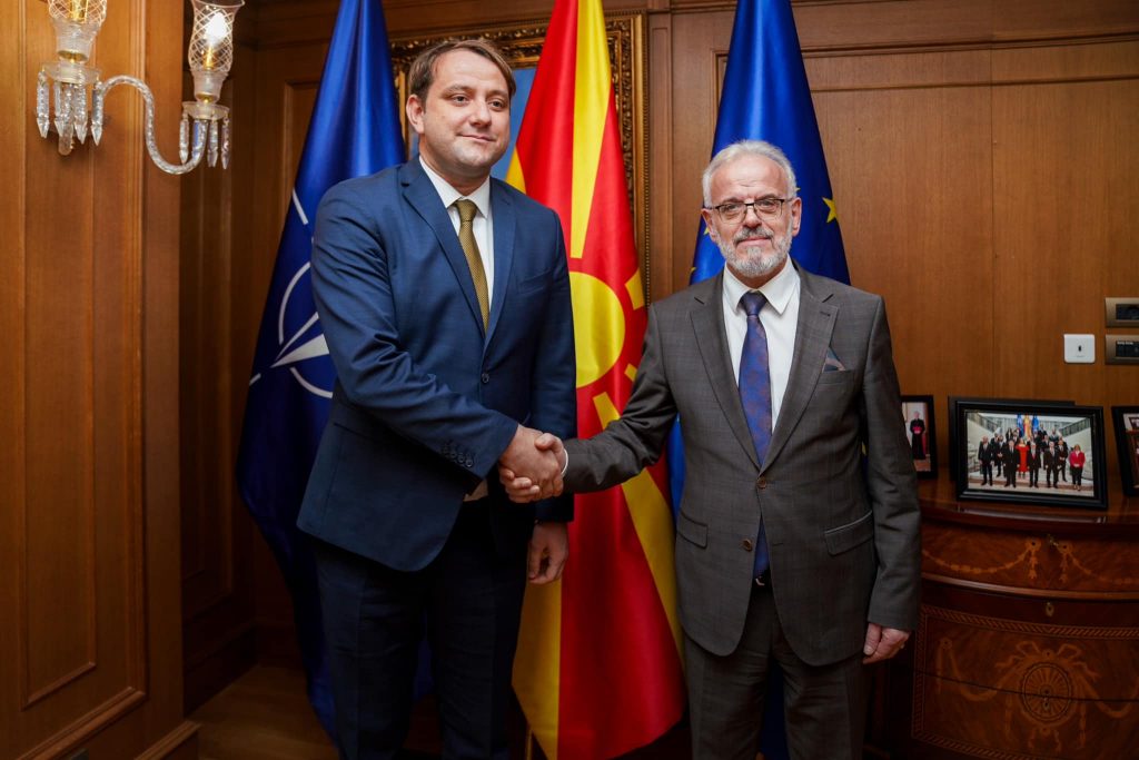 Ambasadori Qehaja viziton kryeministrin Xhaferi, rikonfirmojnë vazhdimin e bashkëpunimit bilateral