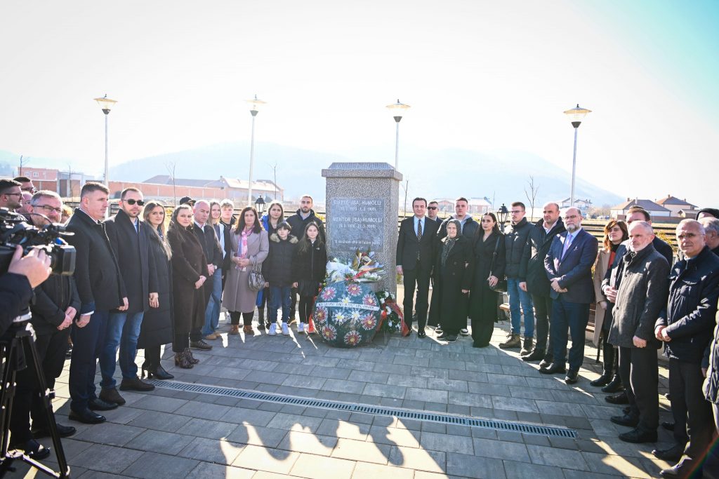 Albin Kurti bën homazhe te kompleksi memorial i Ylfete dhe Mentor Humollit