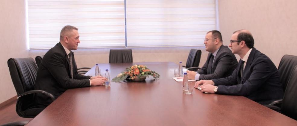 Ismaili pas takimit me Rashiqin: Rregullorja e BQK-së nuk e ndalon këmbimin e cilësdo valutë