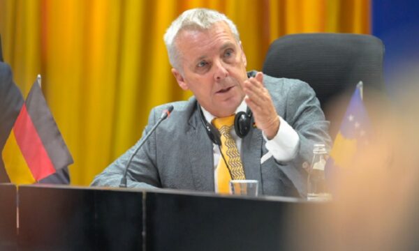 Rohde: Kosova dhe Serbia me qasje humbëse, po i kënaqin audiencat lokale, s’po afrohen me BE-në