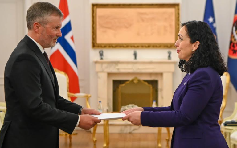 Vjosa Osmani pranoi letrat kredenciale nga ambasadori jorezident i Norvegjisë, Andreas Gaarder