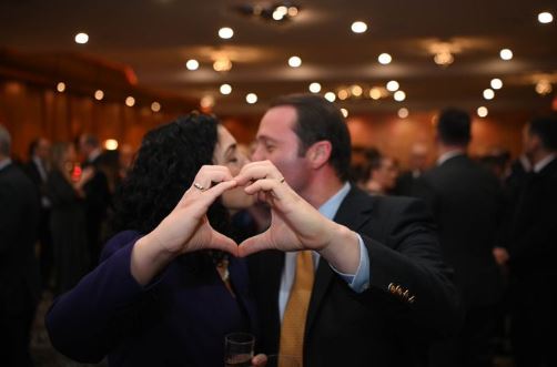 Osmani uron “Shën Valentinin”: Jo veç sot, por secila ditë e mbushur me dashuri dhe të qeshura