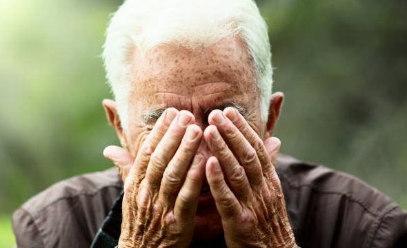 Nuk pajtohen për tokë, djali rrah babanë