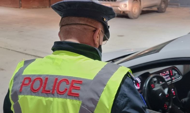 Tejkaloi vijën e plotë, gruaja gjobitet me 150 euro, dy pikë negative dhe ndalim të vozitjes për tre muaj