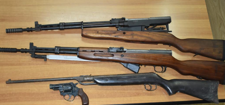 Policia kontrollon një shtëpi në Gjilan, gjen këto llojë të armëve