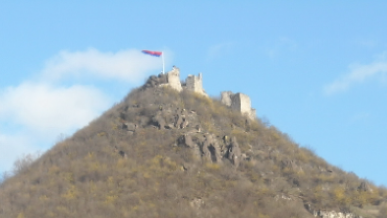 Dikush hoqi flamurin serb nga kalaja e Zveçanit, policia merr një ankesë