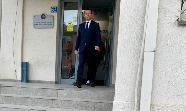 Peci te zyrat e AAK-së, thotë se i janë kthyer Ministrisë së Bujqësisë