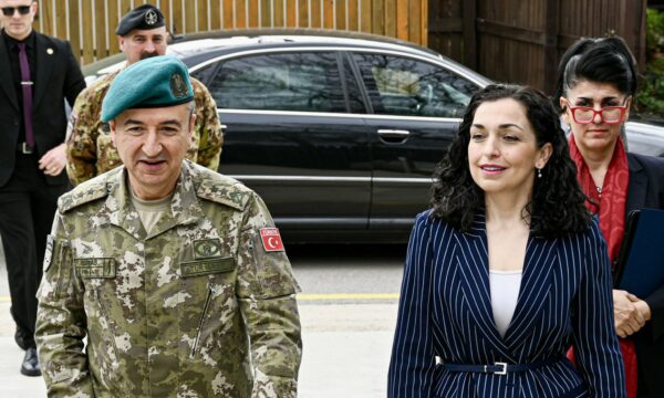 Komandanti i KFOR-it takohet me Osmanin, i kërkon koordinim me institucionet
