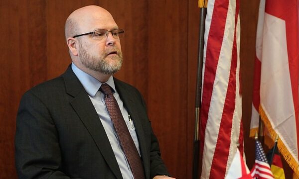 Hovenier përmend kritikat që u bëhen prokurorëve, përfshirë edhe nga Qeveria: Është fruestruese, nganjëherë edhe ofenduese