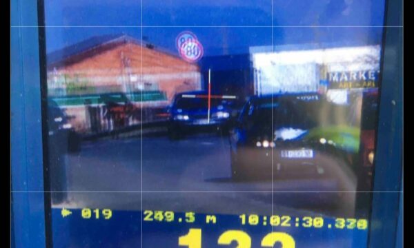 Tejkaloi shpejtësinë, gjobitet me 300 euro, 3 pikë negative dhe ndalim vozitje për 3 muaj