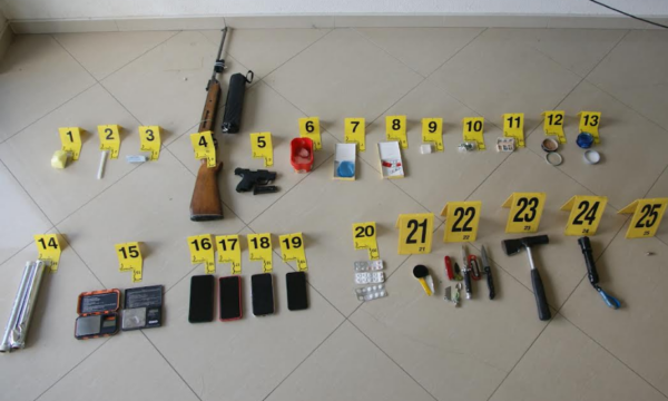 Kontrollohet shtëpia e një personi, policia gjeti drogë e armë