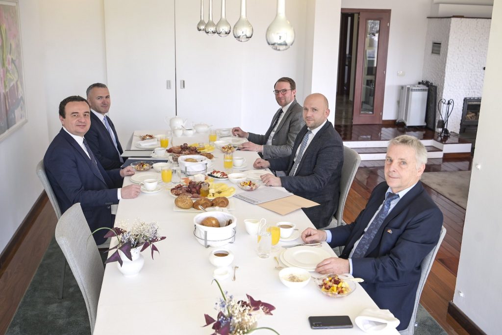 Kurti në takim produktiv me Sarrazin, diskutuan për bashkëpunimin mes vendeve të Ballkanit Perëndimor