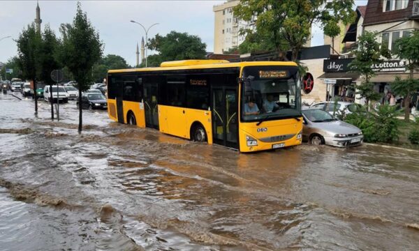Instituti Hidrometeorologjik: Vërshime të shpejta e rrëshqitje dheu nesër në Prishtinë