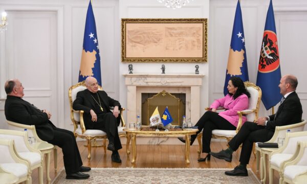 Delegati apostolik vjen në Prishtinë, Presidentja e falënderon që Kosovës iu lejua prania e përhershme në Vatikan