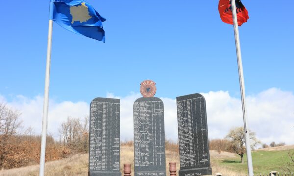 Lushtaku kujton të vrarët në masakrën e Izbicës, thotë se kjo plagë nuk shërohet deri në arritjen e drejtësisë