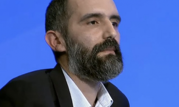 Abrashi: Opozitë e dashur, pallavrat anash, niseni mocionin