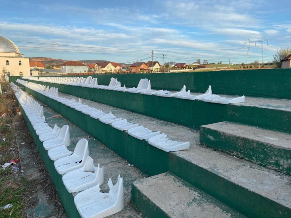 Ahmeti publikon pamjet e disa të rinjve duke dëmtuar qëllimisht një fushë sportive në Lipjan