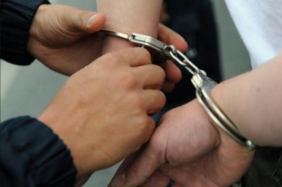 Policia arreston dy të mitur në Prishtinë, iu gjet një armë me gaz