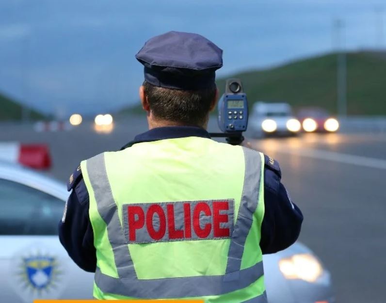 Identifikohet dhe gjobitet vozitësi i cili duke bërë vozitje të rrezikshme nuk u ndal në shenjë për ndalje nga policia