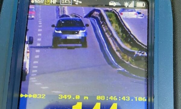Mbi 140 km/h në zonën 80: Policia gjobit shoferin në rrugën Mitrovicë-Prishtinë