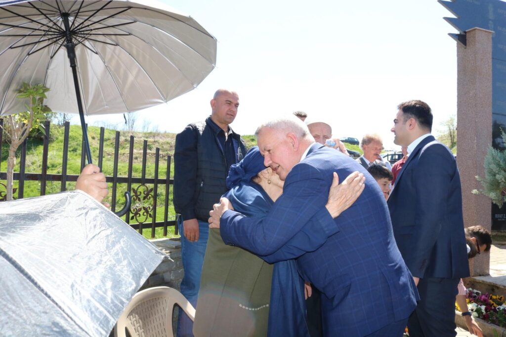 Nderohen dëshmorët dhe martirët në fshatin Sllovi