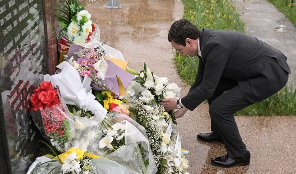 Kurti bëri homazhe në përkujtim të masakrës në Poklek të Drenasit, thotë se Serbia ende nuk i hap arkivat