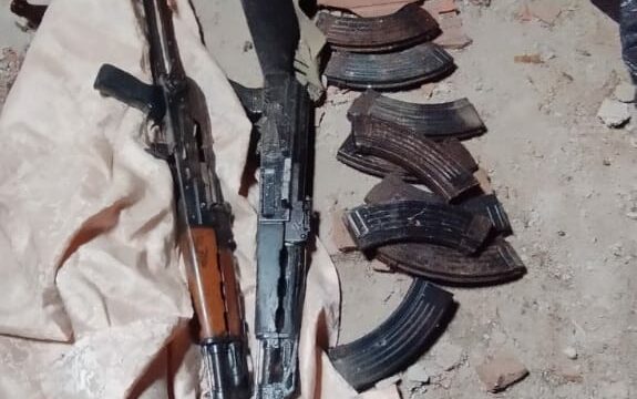 Policia konfiskon dy armë të gjata, një elektroshok dhe sasi municioni në tavanin e një shtëpie në Veri