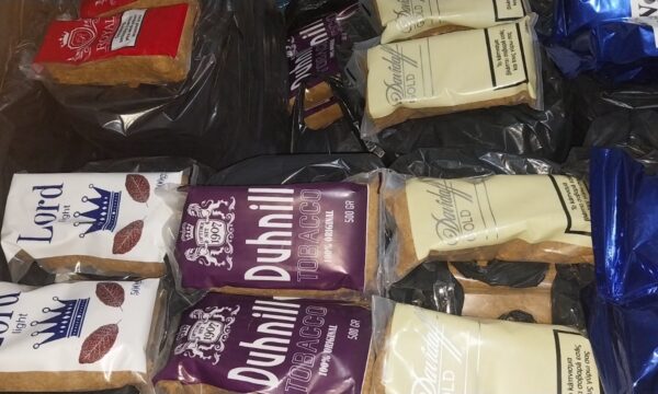 Kishte 487 kg duhan kontrabandë, një person ik në drejtim të Maqedonisë së Veriut kur sheh policinë