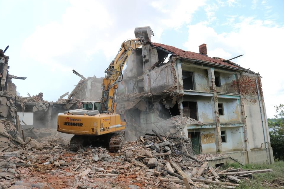 Fillon rrënimi i objekteve të vjetra në qendër të Magurës