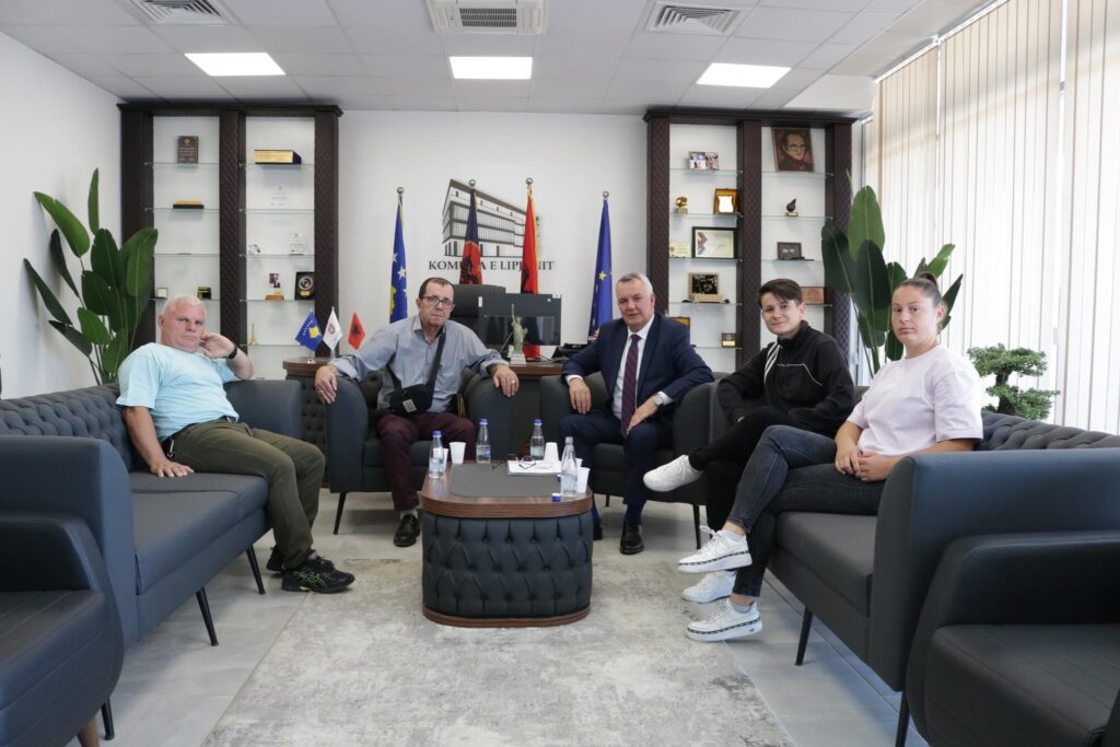 Kryetari Imri Ahmeti pret në takim përfaqësuesit e KFF “Ulpiana 1992″