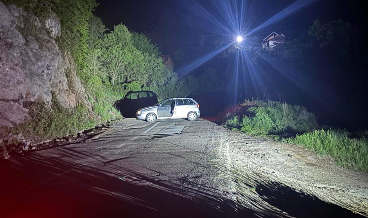 Sulmohen me shishe xhami veturat e policisë dhe KFOR-it në Leposaviq