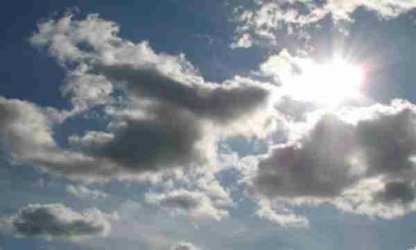 Moti sot me diell dhe vranësira të shpërndara