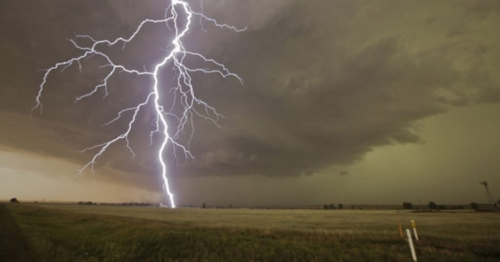 Moti sot: Diell, vranësira, shi dhe shkarkime rrufesh – temperatura deri në 29 gradë Celsius