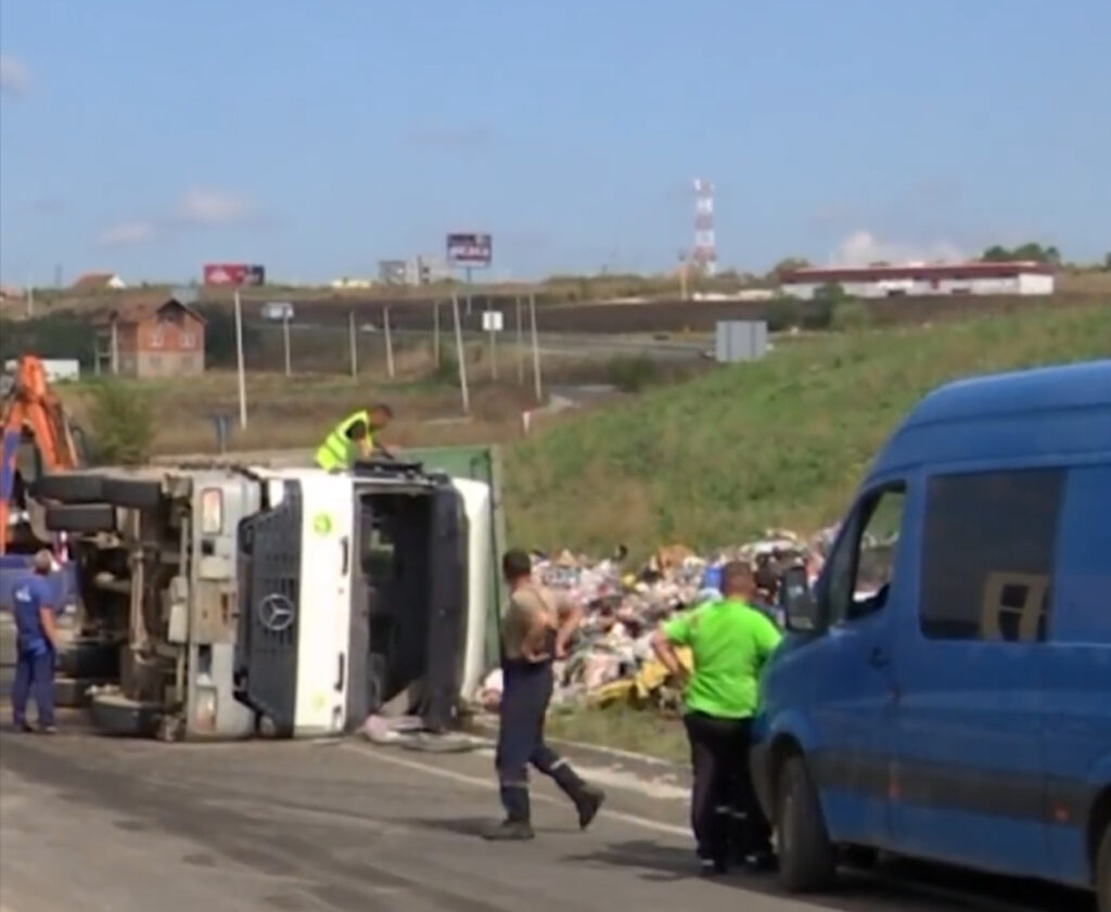 Rrotullohet kamioni i një kompanie pastrimi në Mazgit, ngasësi përfundon në QKUK